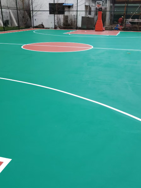 利州 球场长期使用易出现地面开裂