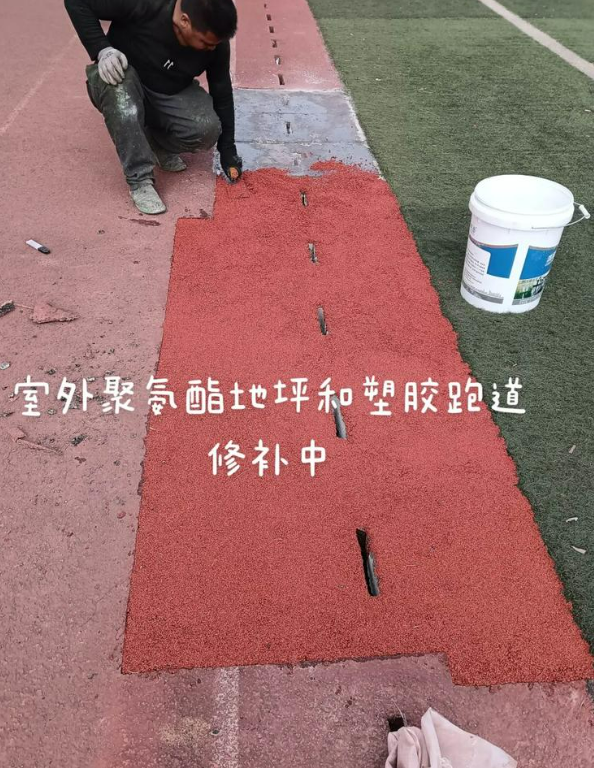 利州球场地面翻新维修，核心是先诊断破损